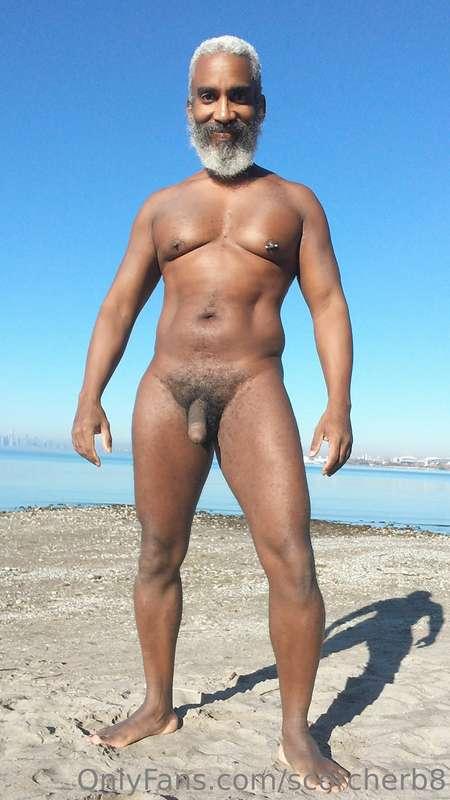 Sunny Saturday!  #beard #musculardaddy #gay #feet #gaycruisi..