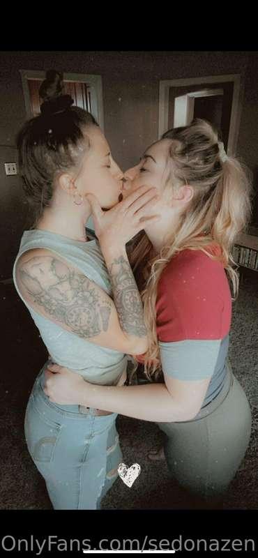 ~SNEEEEK PEEEEEK ~ who’s ready for some gIrl on girl XXX con..