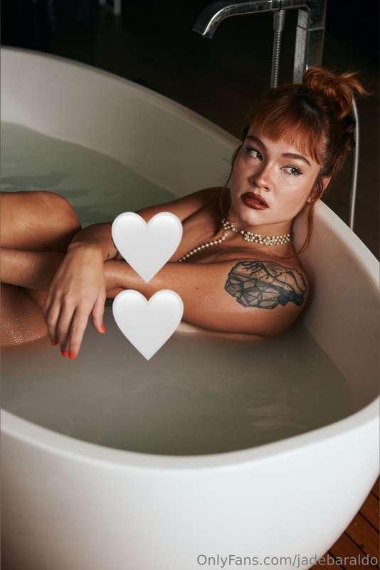 'Cause I love to wash in your old bathwaterLove to think tha..