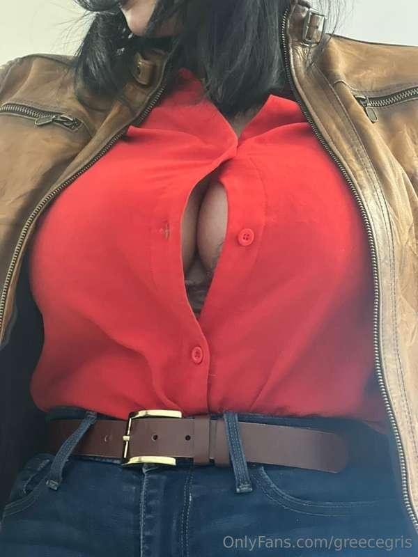 Si me pongo la chamarra se me desabotona la blusa, bendición..
