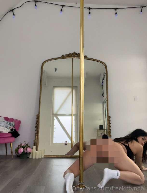 the SEXIESTTT sneak peak preview of my pole dancing today 🙈 ..