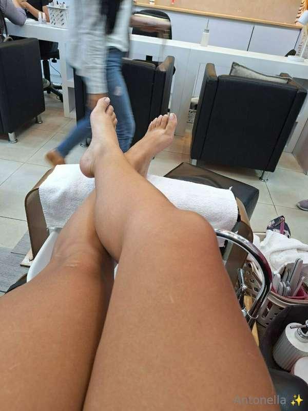 Do you love natural nails and thighs? 🥵