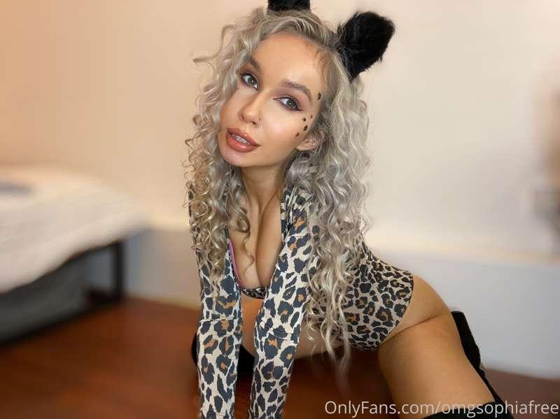 Go to @omgsophia to see my other pussy 😝