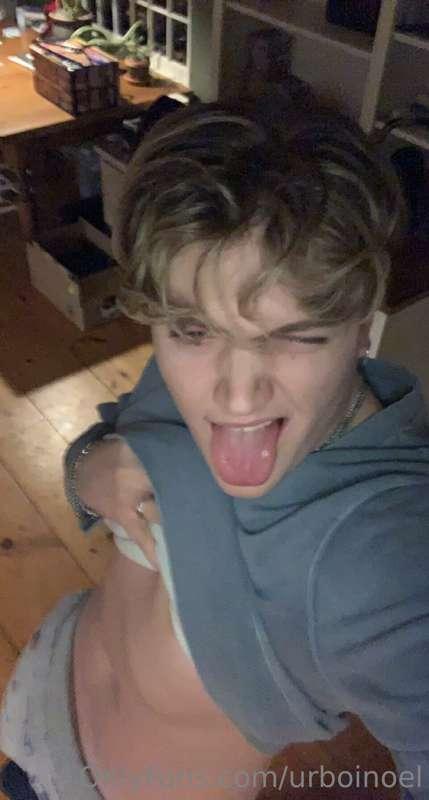 Some selfies and a sexy video for you hotties :))
