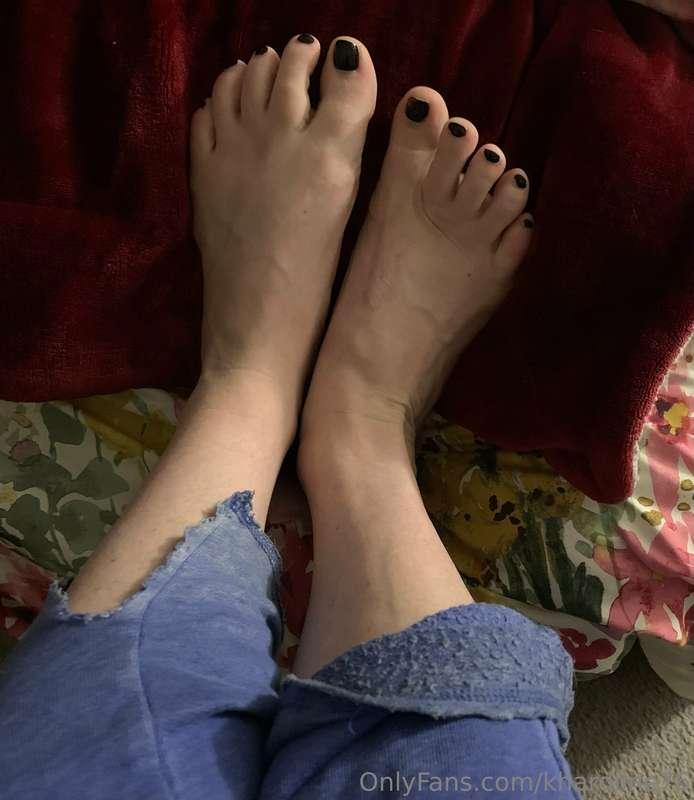 It turns me on like crazy when my toes and soles are worship..
