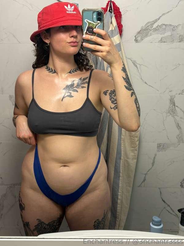 sunscreened 💪✨ look how wide my hips are 