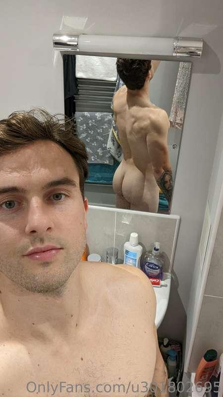 Who thinks I'm doing too many squats ? 😹 🍑 🦍