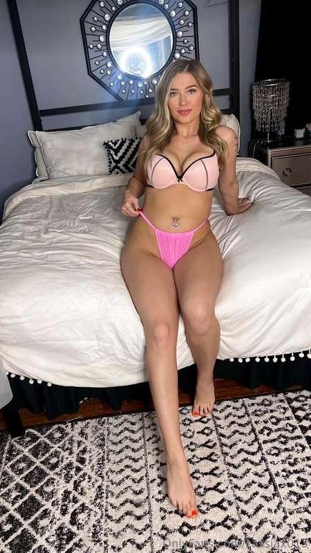 HOTTEST, uncensored content 😈 This blonde bombshell has it a..