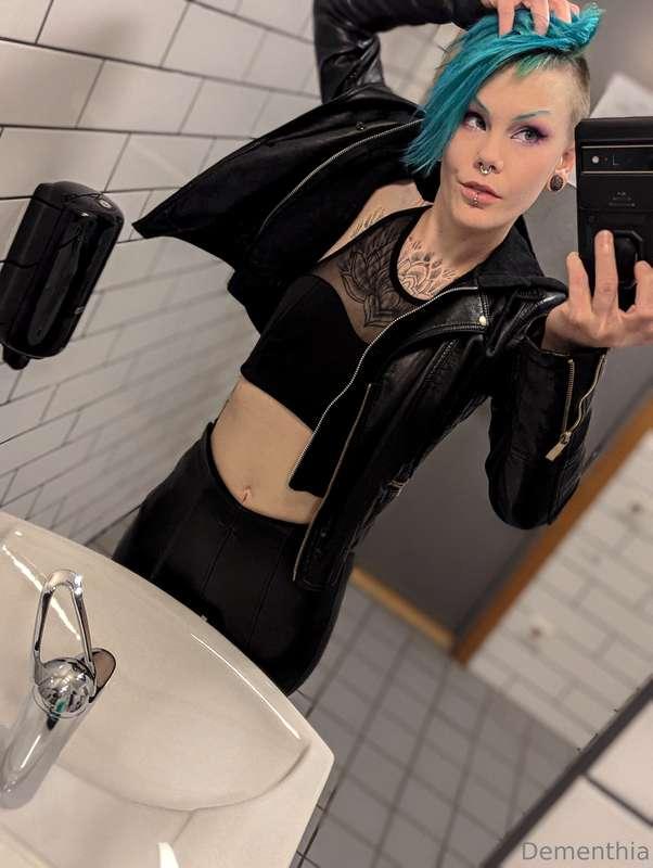 Some snaps from when I waited to meet my psy >:)