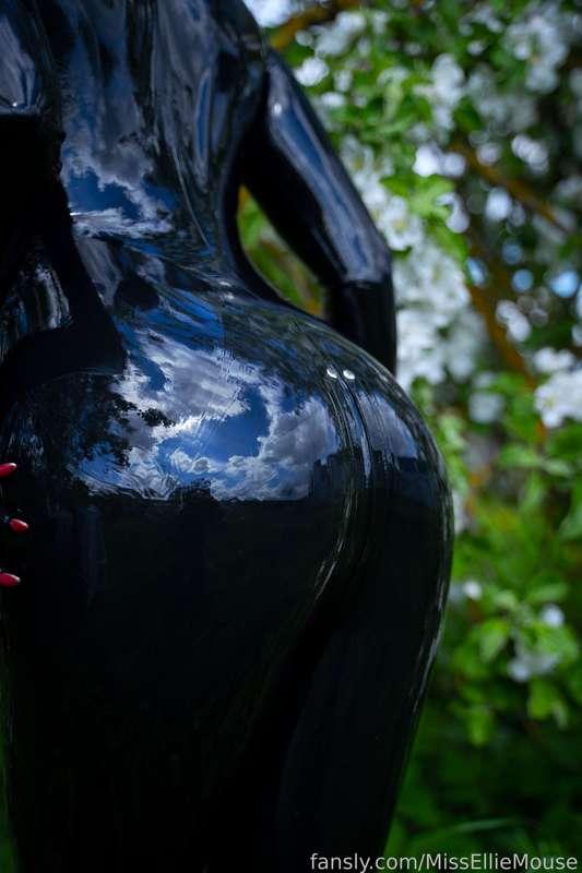 TIP ME if you wanna kiss my shiny latex ass right now! 