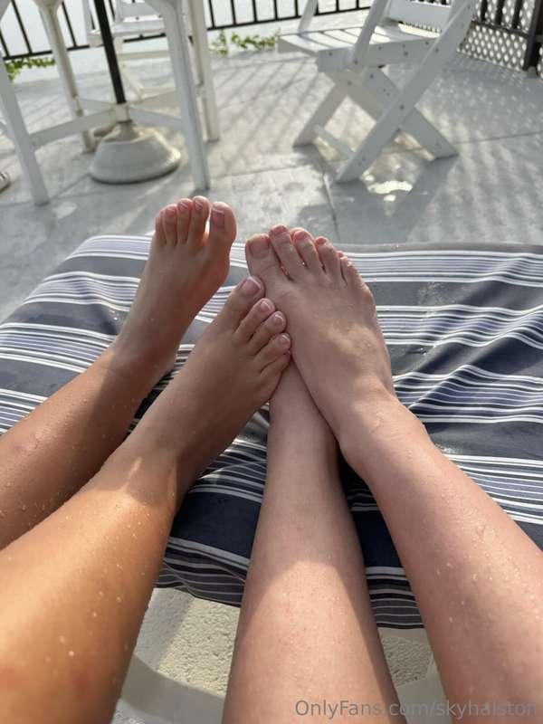 2 goddesses, 4 perfect feet 😘