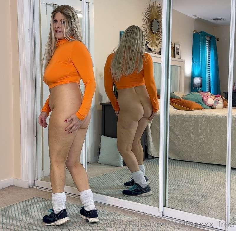 I'm a bottomless nudist over on my sub page😂 Check it out!