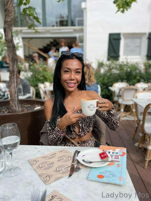 Who would like to drink coffee with me ?