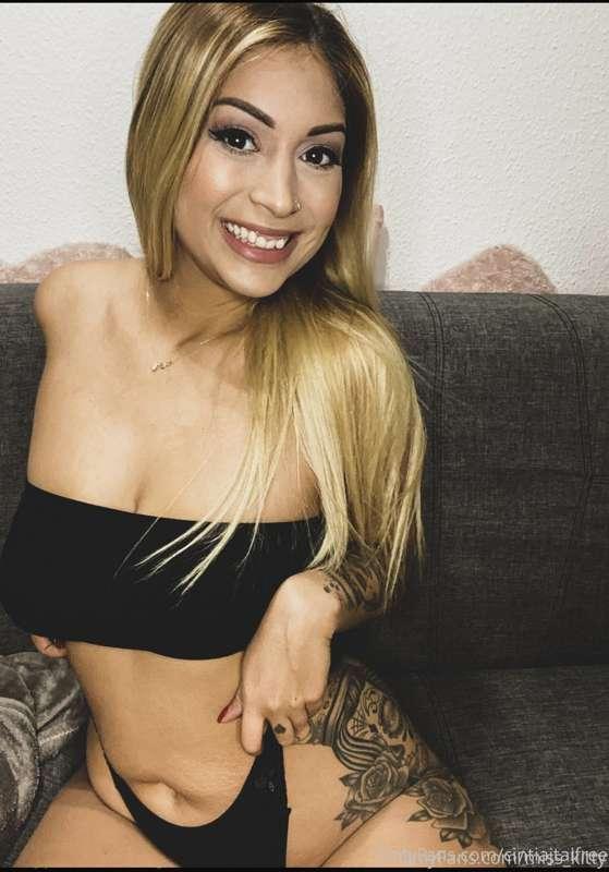 Cum check out this hot babe🔥
She gets me so weak to my knees..