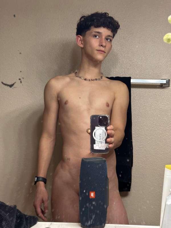Dirty mirror, dirty mind 🤞

-brb gonna go clean rq