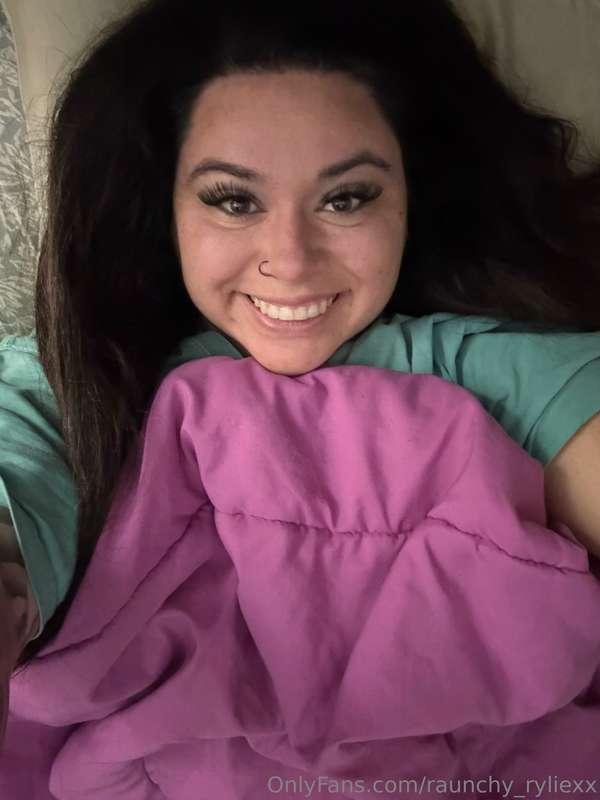 Happy Friday!⛅️ just relaxing in bed being lazy 