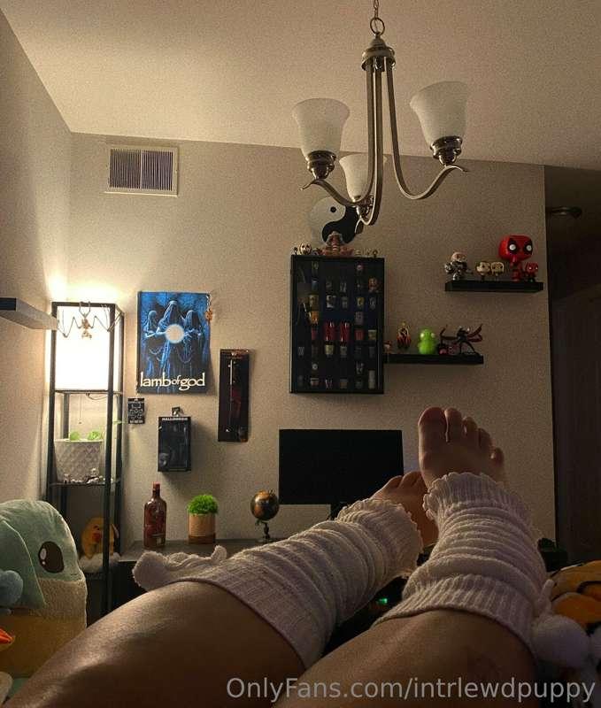 do u like my tiny feet 🤭