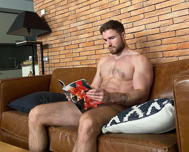Hey guys! I made it my Air BnB in Barcelona, I am talking to..