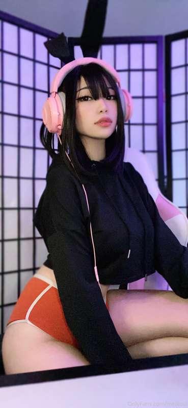 This is usually all I’m wearing during my streams 😋