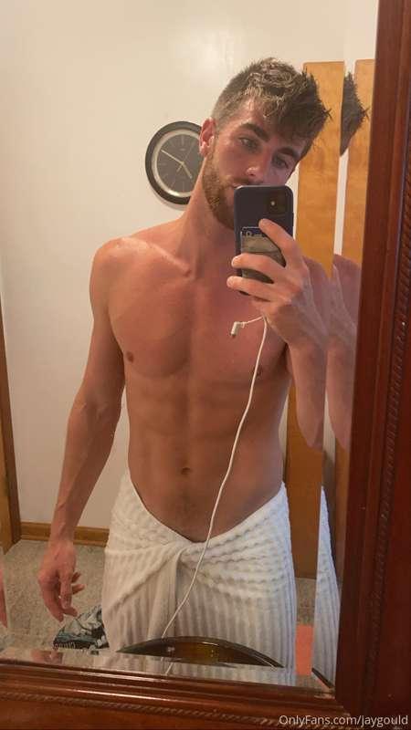 Quick shower before my flight ✈️ I don't want to get dressed..