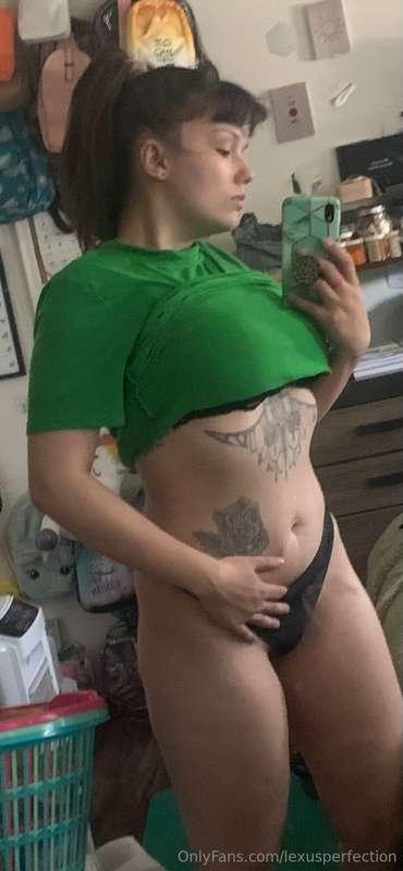 Flexin’ on them 😜🔥💚💛🩷