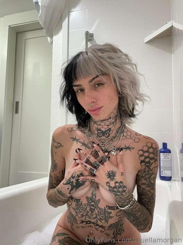 bubble bath 🖤🫧 …
care to join?