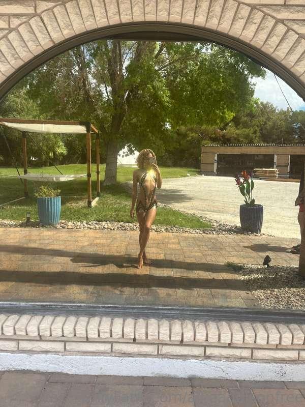 Hii there! Like my tape outfit?