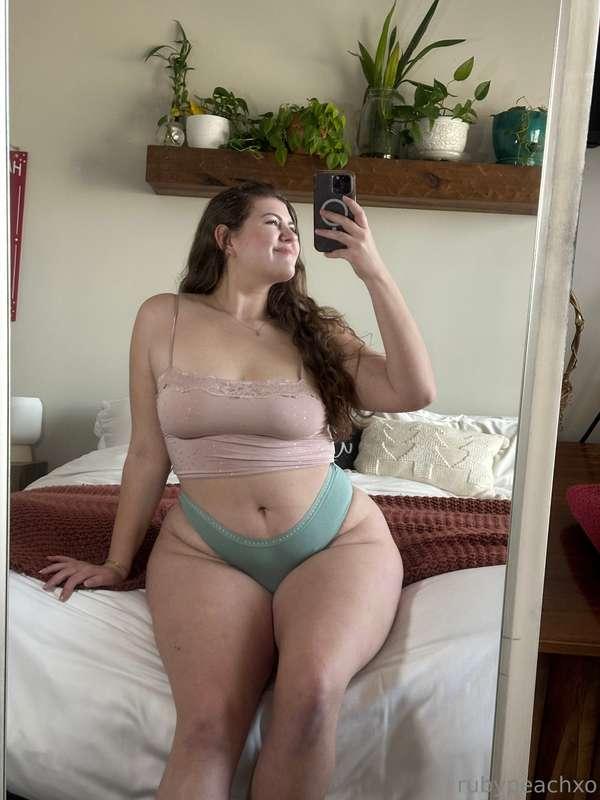 my natural curves 🫢🤭 not conventionally attractive but I kno..