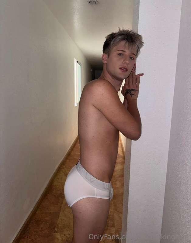This twinkie boy @blondie_patrik is the REAL KING of cumshot..