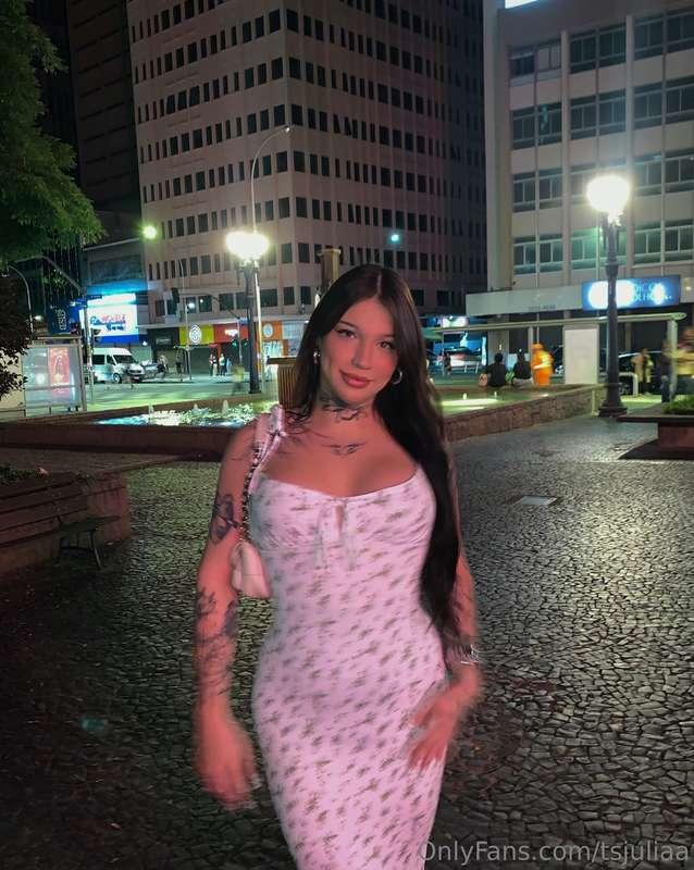 Walking these streets like I own ‘em because tonight, I do 💋