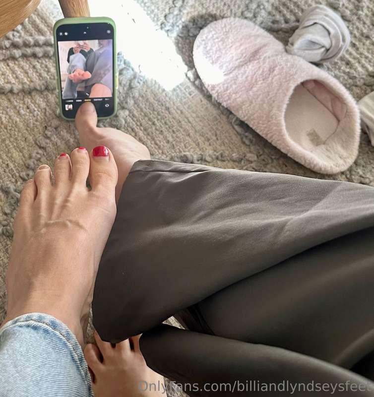 Billi’s toe is helping us out with taking some pics 🦶🏻