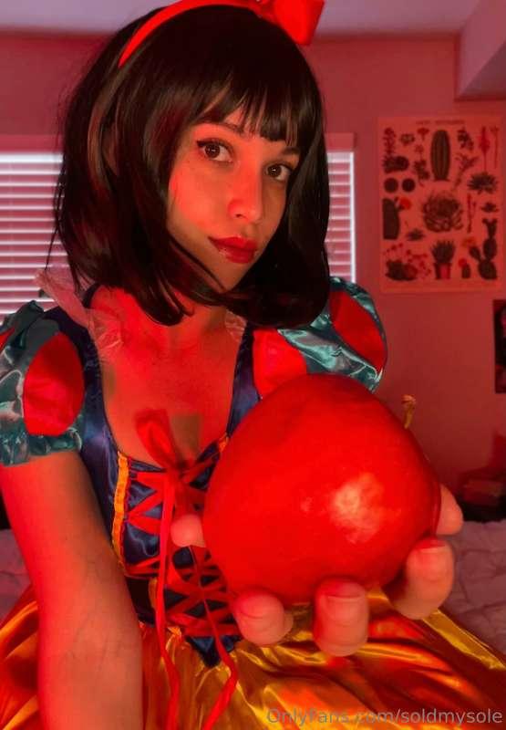 Wanna take a bite of Snow White’s apple? 😋🍎

*So sorry for t..