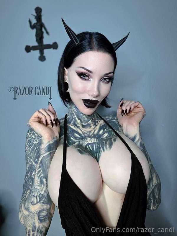 Have a wicked Titty Tuesday 😈unlock to see the topless/nude ..