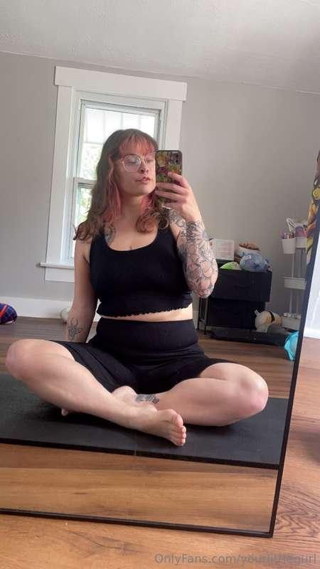 Do you like my new yoga outfit? 🥰