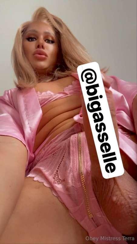 She has been a MOMMY now for years! Experienced in pleasing ..