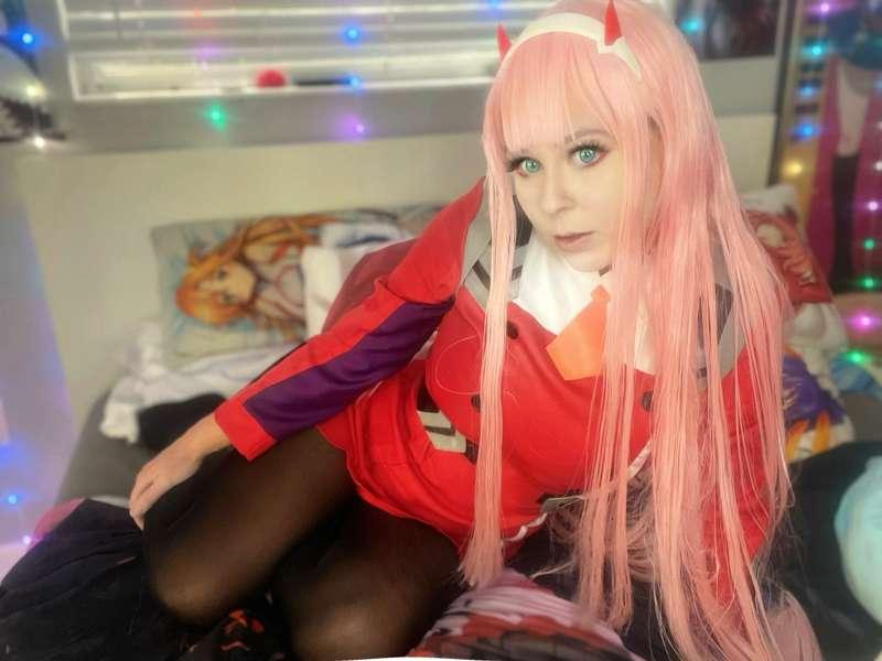 Asuna and Zerotwo shoot. 