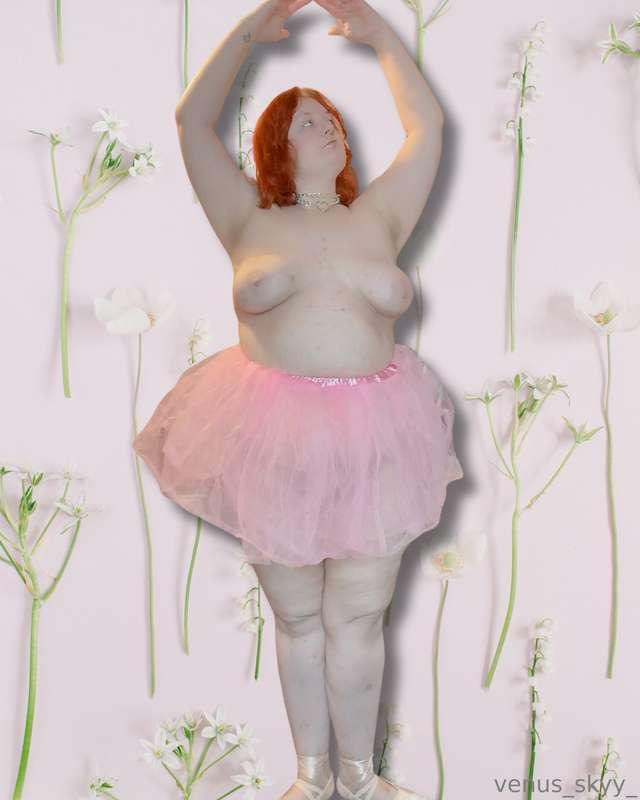Swipe to see what this ballet dancers hiding 🙈 