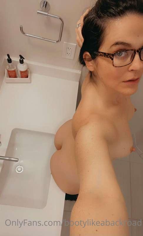 OOF how badly do you wanna bend me over in the bathroom?? Th..