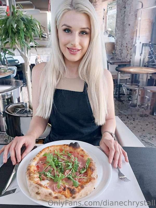 Would you share this pizza with me? 😋😊