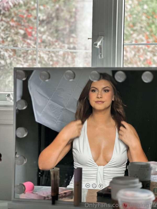 Just me, the mirror, and a whole lot to stare at 👀💋