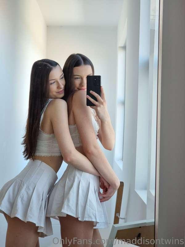 Twins who do EVERYTHING together 👯‍♀️💖