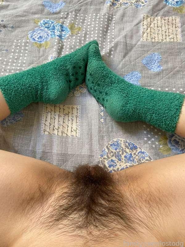 Would you take off my cute socks before you fuck me? 🤭🤭

♡ #hairy #pussy #fatpussy #bush #hairypussy #biglips #socks #feet ♡