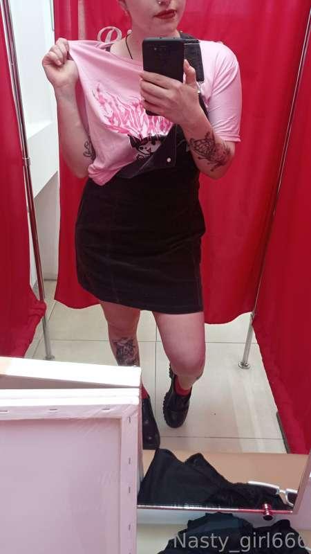 Do you like the fitting rooms in the store?) I like the red ..