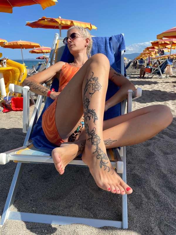 I like to drive you crazy with my tattooed feet😈
If you want..