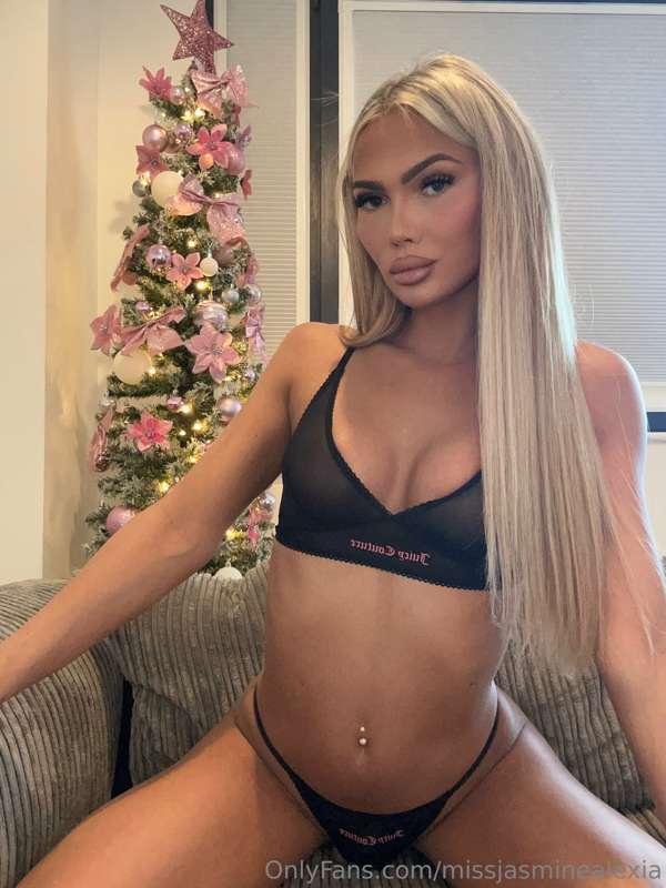 hello daddy, my juicy ass is ready for you 😜😜