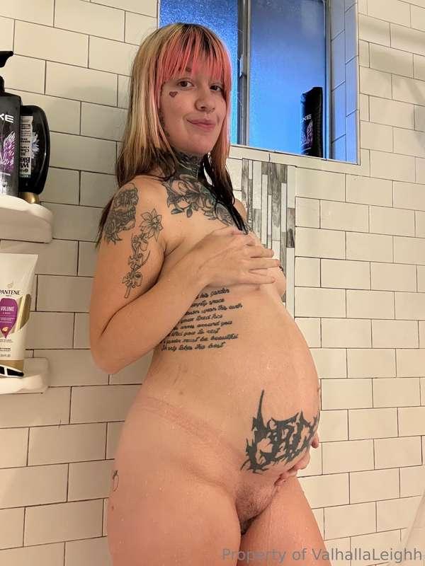 In this 5 minute video I am shaving my hairy pregnant pussy ..
