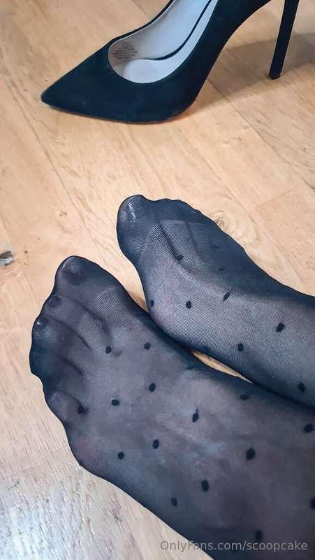 💼 Break time… slipped my heels off and now my warm, sweaty n..