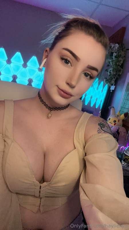 baby i’m live right now on twitch & i took these sexy pics &..