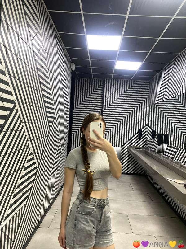 💋 Sweet glow, playful mood & a hint of desire ✨ Would you da..