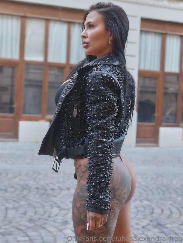 One look at my ass in heels 👠🍑… and you know you need more 💋..
